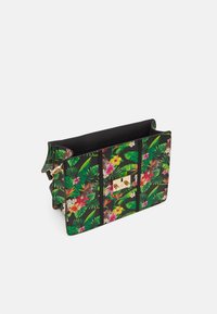 Petit sac à main rectangulaire avec motif tropical de fleurs et de feuilles, fermoir tourniquet doré et bordure noire, ouvert en haut.