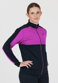 FZ träningsjacka med färgblockering i lila och svart, dragkedjestängning, hög krage och långa ärmar med ribbade muddar.