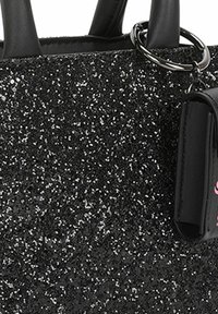 Borsa a spalla nera ricoperta di glitter luccicanti. Presenta manici in pelle nera e una piccola pochette nera staccabile con dettagli decorativi.
