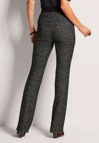 Zwart en grijs gemarmerde broek van gestructureerde stof, met een aansluitende taille en wijde pijpen, afgewerkt met een gladde textuur en zonder zichtbare hardware.