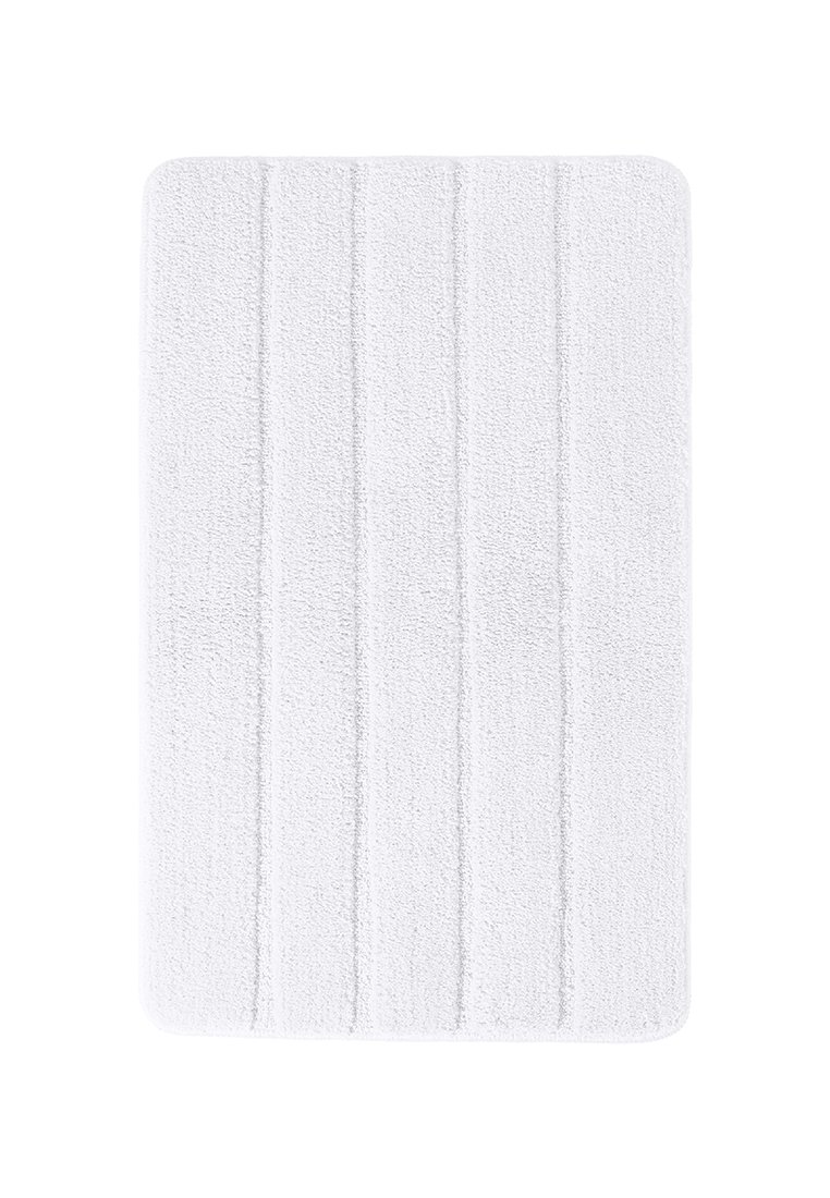 Tapis de bain rectangulaire blanc avec une texture pelucheuse, arborant trois rayures verticales. Tissu doux avec une crinière dense et absorbante pour le confort.