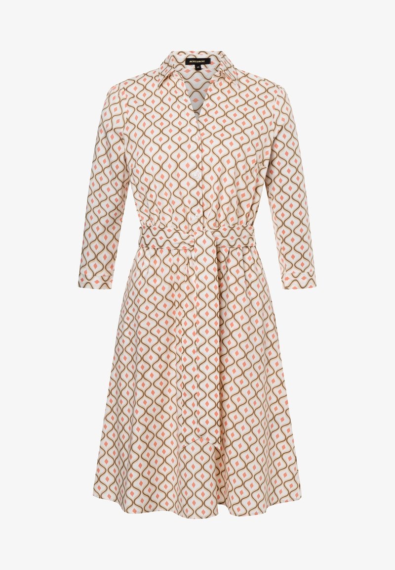 Robe boutonnée avec manches longues, col, ceinture taille et motif géométrique en losanges beige, marron et rose sur fond blanc.