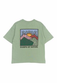 Zielona bawełniana koszulka z krótkim rękawem, ozdobiona prostokątną grafiką przedstawiającą góry, słońce oraz napis "RAMPS OF NATURE" w ciemnym kolorze.