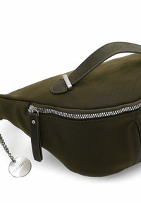 Bolsa de tela verde oliva con un bolsillo con cremallera y un asa de cuero. Presenta una cadena plateada y una etiqueta de metal con el nombre de la marca.