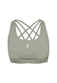 Olijf groene sportbh met een ronde hals, crisscross bandontwerp aan de achterkant, en een klein wit logo aan de voorkant. Glad stoftextuur.