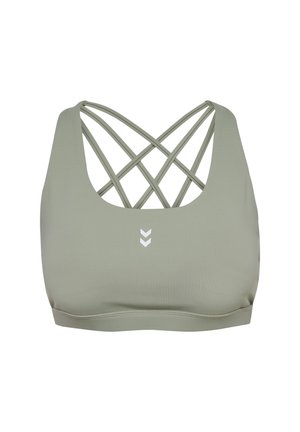 Olijf groene sportbh met een ronde hals, crisscross bandontwerp aan de achterkant, en een klein wit logo aan de voorkant. Glad stoftextuur.