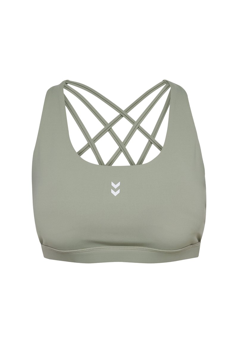 Olijf groene sportbh met een ronde hals, crisscross bandontwerp aan de achterkant, en een klein wit logo aan de voorkant. Glad stoftextuur.