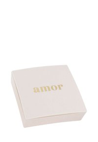 Caja cuadrada en un rosa pálido con un acabado brillante, que presenta la palabra "amor" en letras doradas en la parte superior. Textura suave, diseño minimalista.