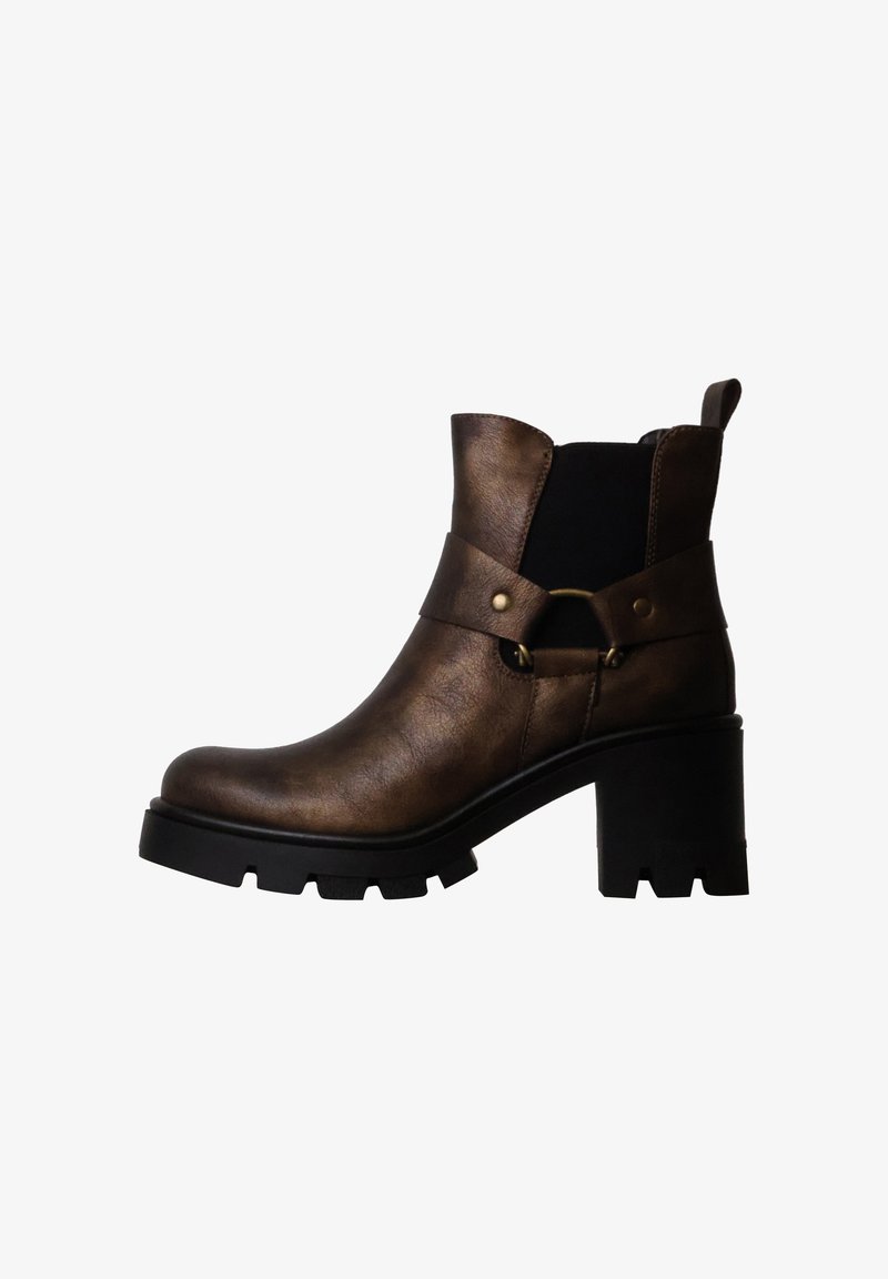 Bottine en cuir marron avec panneau latéral élastique noir, talon épais et bride décorative avec anneau en métal.