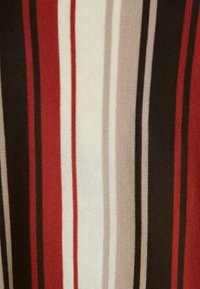 Gestreepte stof met afwisselende lijnen in rood, zwart, beige en wit. De textuur is glad met een zachte gebreide uitstraling.