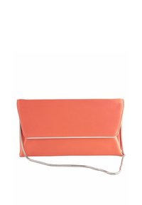 Bolso de mano de color coral con un diseño rectangular elegante, cierre de solapa y una correa de cadena en tono plateado. Acabado de textura suave.