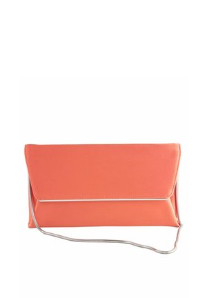 Korallinvärinen clutch-laukku, jossa on tyylikäs, suorakulmainen muotoilu, taittuvat läppäkiinnitys ja hopeanvärinen ketjuhihna. Sujuva tekstuuri.