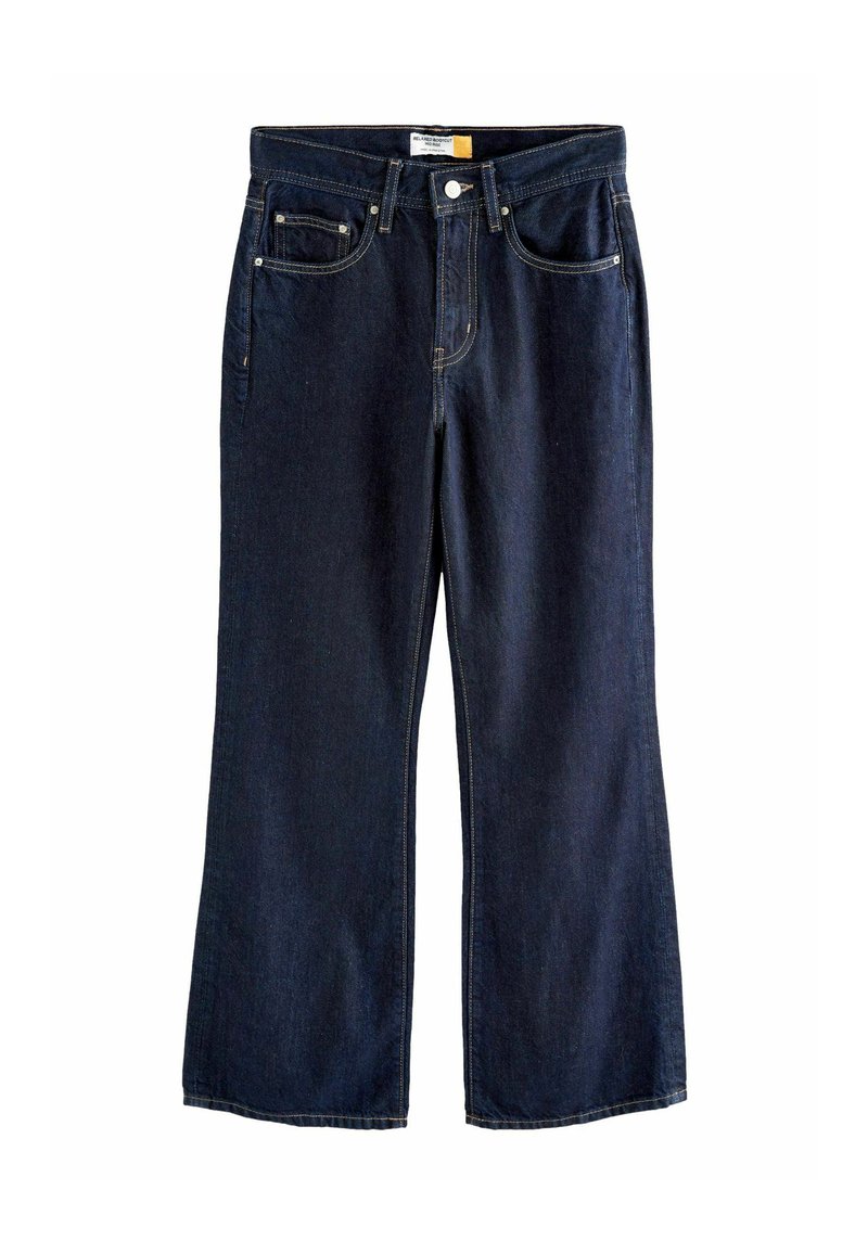 Jean en denim bleu foncé à jambe large, comportant cinq poches, des coutures dorées et une fermeture par bouton à l'avant.