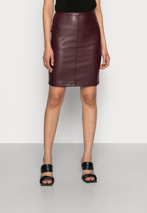 Burgundská kožená tužková sukně s hladkou texturou, přiléhavým střihem a šicími detaily, doplněná černými sandály na nazouvání.