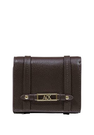 Portafoglio in pelle marrone scuro con placca logo AX color oro e dettagli della fascia cuciti sul davanti, mostrato su sfondo bianco.