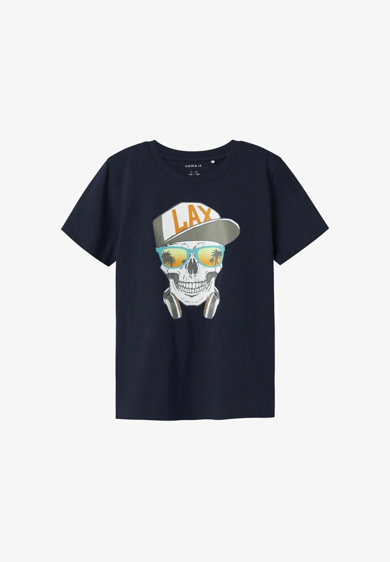 Námořnické bavlněné tričko s grafickým designem lebky v čepici s nápisem "LAX", sluchátky a reflexními slunečními brýlemi, obklopené palmami.