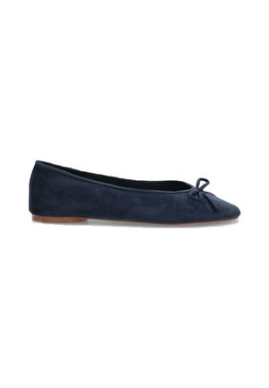 Bailarina de ante azul marino con punta redonda y un pequeño lazo decorativo, que cuenta con una suela flexible y una textura suave.