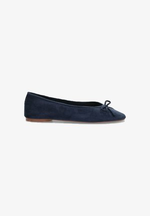 Bailarina de ante azul marino con punta redonda y un pequeño lazo decorativo, que cuenta con una suela flexible y una textura suave.