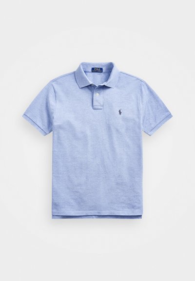 Svetlo modra polo majica iz mehkega bombaža. Ima klasičen ovratnik, kratke rokave in majhen vezen logotip na levem prsnem delu.