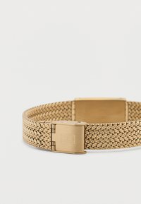 Auksinė metalinė apyrankė su pynimu, lygiu paviršiumi, su stačiakampiu užsegimu ir žuvies kaulo raštu visoje juostoje.