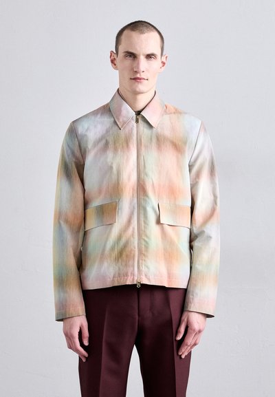 Veste colorée et à motifs avec une fermeture éclair sur le devant, un col pointu et deux poches avant. Fabriquée dans un matériau lisse et léger.