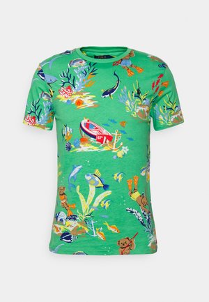 Zielony bawełniany t-shirt z kolorowymi grafikami o tematyce wodnej, w tym rybami, roślinami i łodzią, z okrągłym dekoltem i krótkimi rękawami.