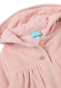 Lichtroze fluwelen babyjasje met een capuchon, voorzien van een knoopsluiting, een geraffineerde taille en een blauwe Disney-tag binnenin de kraag.