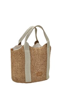 Bolso de tote de paja trenzada en marrón natural, con asas de tela beige anchas y un pequeño acento etiquetado. Superficie texturizada con un patrón de espiga.