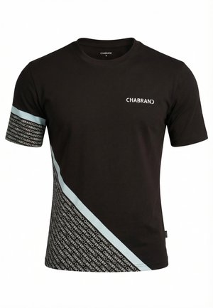 T-shirt noir à manches courtes avec logo blanc "CHABRAND" sur la poitrine, bande diagonale bleu clair et motif répétitif du texte de la marque sur la manche et le bas devant.