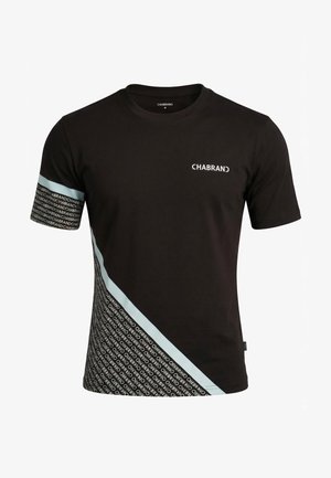 T-shirt noir à manches courtes avec logo blanc "CHABRAND" sur la poitrine, bande diagonale bleu clair et motif répétitif du texte de la marque sur la manche et le bas devant.