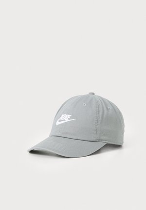 Gorra de béisbol de algodón gris con visera curva, con un logo de Nike bordado en blanco en la parte frontal y ojales de ventilación.