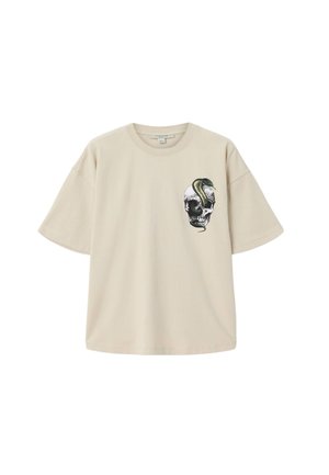 Beige puuvillainen lyhythihainen t-paita, jossa vasemman rinnan kohdalla on grafiikka kalloista, joiden ympärillä on vihreä käärme.