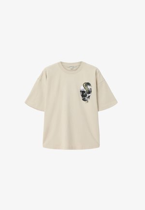 Beige katoenen T-shirt met korte mouwen, voorzien van een afbeelding van een schedel met een groene slang eromheen gewikkeld op de linkerborst.