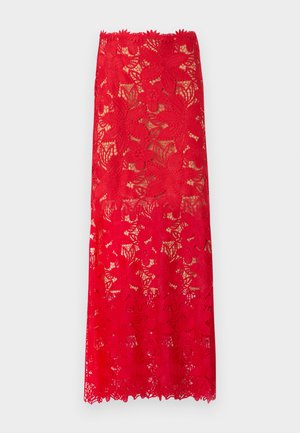 Jupe crayon en dentelle rouge avec motifs floraux et sections transparentes sur un fond clair, longueur genou et silhouette ajustée.