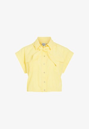 Blouse jaune à manches courtes avec boutons sur le devant, nœud papillon sur le devant et fines rayures verticales.