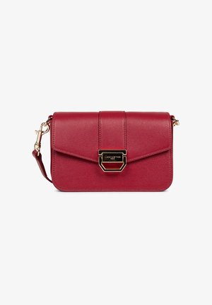 Sac bandoulière en cuir rouge avec une finition texturée, doté d'un fermoir en métal doré et d'une bandoulière amovible. Forme rectangulaire avec une fermeture à rabat.