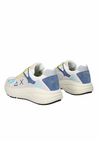 Le sneakers presentano un mix di materiali tra cui suede e rete, in tonalità di bianco, blu e beige; lacci verdi; e dettaglio del logo sul tallone.