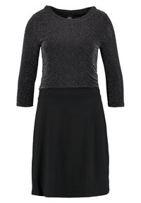 Černé šaty s třpytivým, texturovaným vrškem, tříčtvrtečními rukávy a upnutou korzetovou částí, která přechází do hladké sukně po kolena.