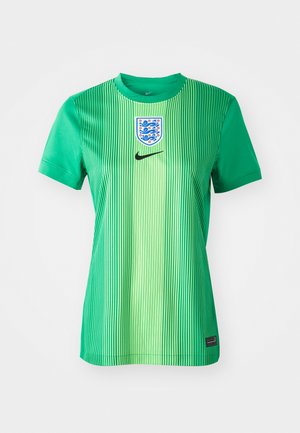 Camiseta deportiva verde con rayas verticales, cuello redondo y un escudo con un logo de escudo. Fabricada con un tejido suave y ligero.