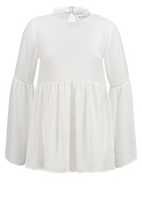 Biała bluzka z długimi, dzwonowymi rękawami, okrągłym dekoltem oraz luźnym, marszczonym bodicem z delikatnymi koronkowymi akcentami.