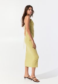 PULL&BEAR ASYMMETRIC - MIDI - Fodralklänning - yellow