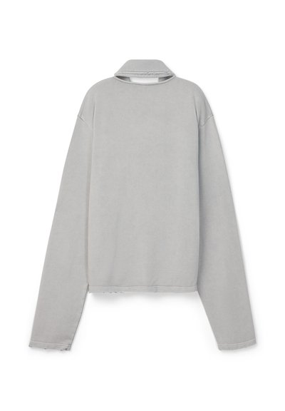 Sweat-shirt court gris clair à manches longues avec col montant et finition brut sur les manches et le bas.