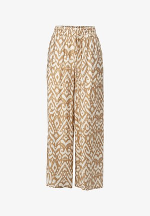 Pantalon à jambes larges en beige et blanc, avec un motif géométrique complexe ; taille élastique ; tissu léger avec une texture apparente.