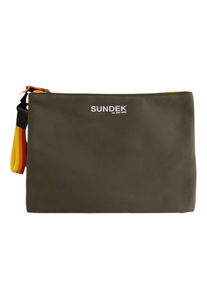 Bustina rettangolare verde oliva con logo bianco "SUNDEK" e tirante della cerniera arancione-giallo su sfondo bianco.