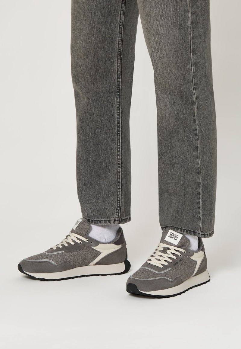 Baskets grises en feutre et en maille avec des accents blancs. Dotées d'un bout arrondi, d'un système de laçage et d'une semelle en caoutchouc.