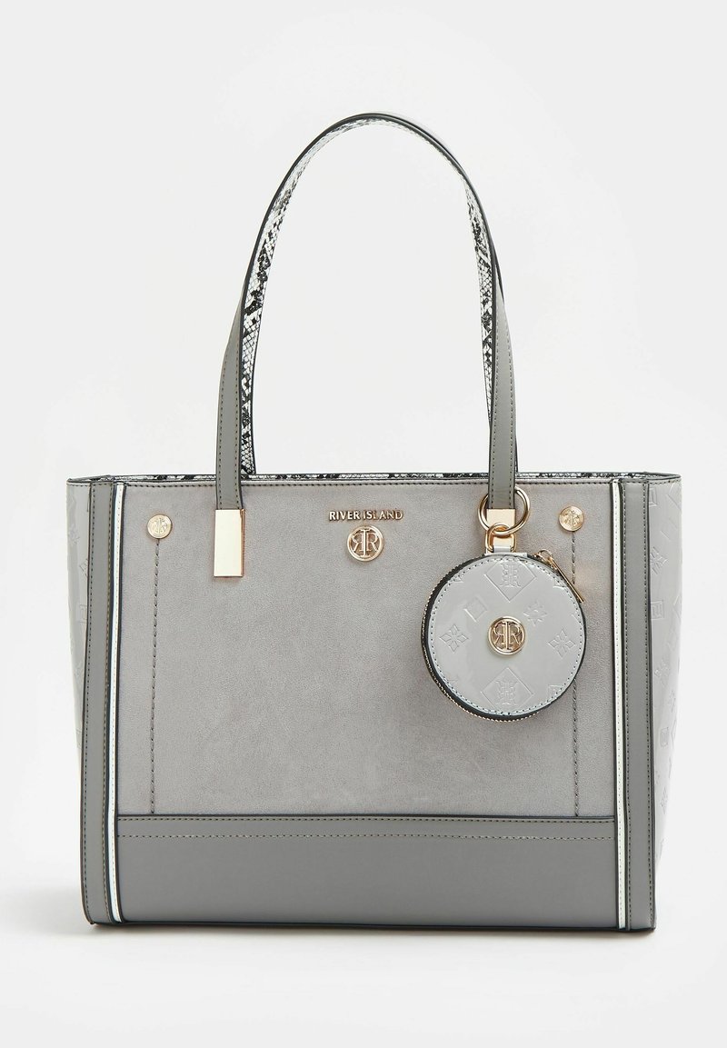 Sac cabas Gray River Island gris avec anses imprimé serpent, détails dorés du logo et une petite pochette ronde assortie avec motifs embossés.