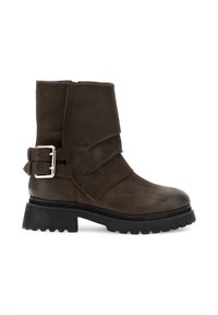 Botines de cuero marrón con un diseño arrugado, acento de hebilla plateada, parte superior texturizada y suela de goma negra gruesa.