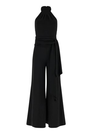 Zwarte mouwloze jumpsuit met hoge hals, wijde pijpen en een lange stoffen ceintuur die rond de taille is gestrikt.