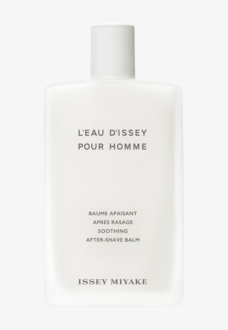 Weisse rechteckige Flasche mit der Aufschrift L’Eau d’Issey Pour Homme beruhigender After-Shave-Balsam von Issey Miyake.