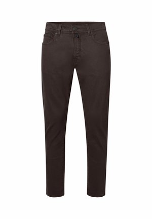 Jean dans un ton marron foncé, coupe slim, avec poches avant, passants de ceinture, fermeture à bouton et couture visible sur fond blanc.